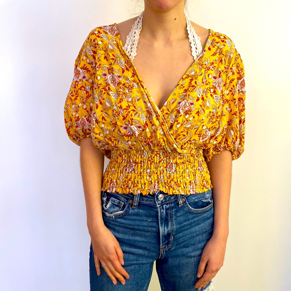 NWT Revolve Cupcakes and Cashmere. Size M. Short sleeve. Yellow Reds Cream Brown